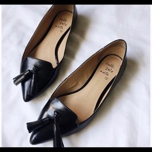 Banana Republic pointed tassel toe black leather flats. Size 9.